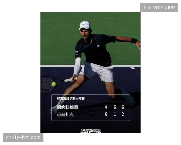 诺瓦克·德约科维奇在法网首轮比赛间隙，为冲入球场的小球迷签名